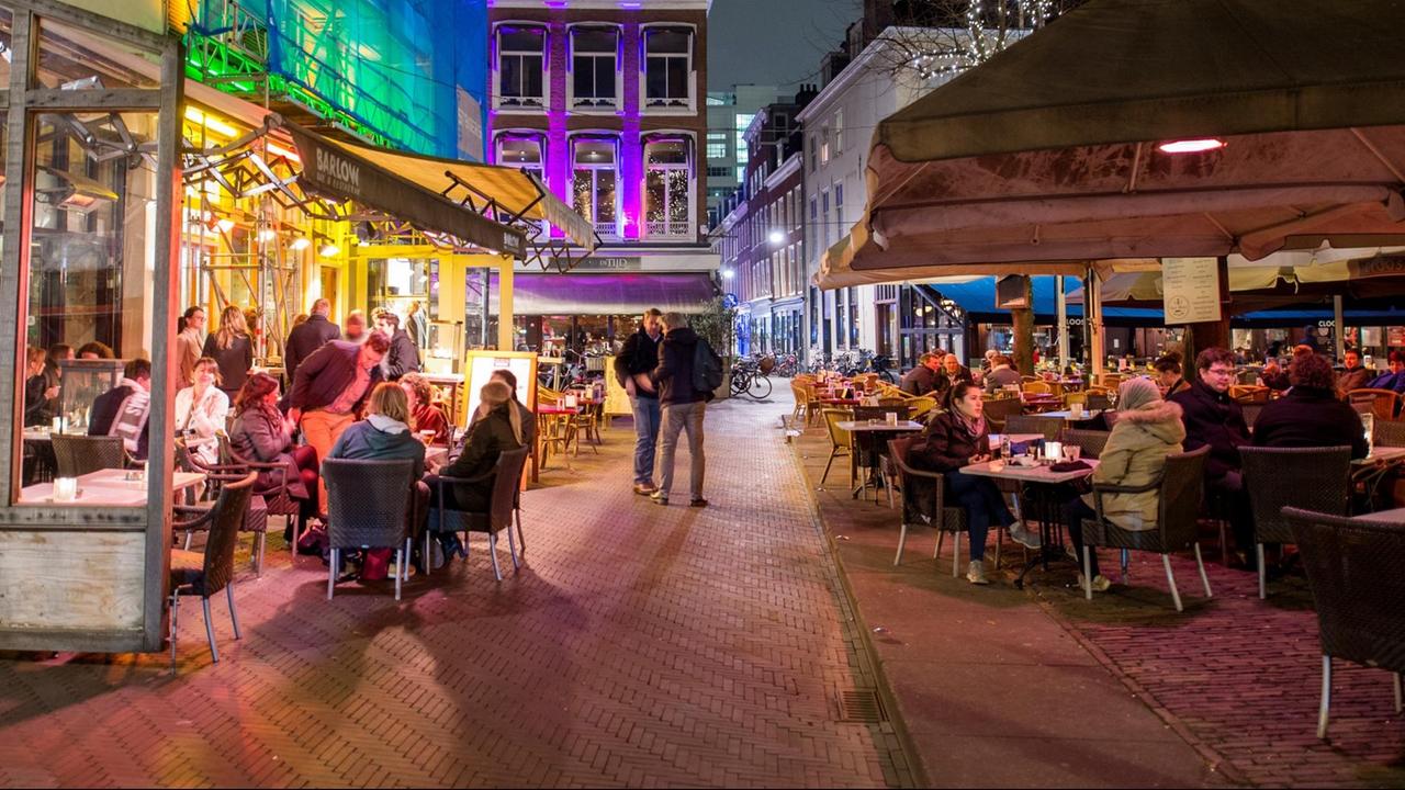Menschen sitzen am 14.03.2017 in Den Haag (Niederlande) in Restaurants, Bars und Kaffees am "Plein" ("Platz"). In den Niederlanden wird am 15. März ein neues Parlament gewählt. 