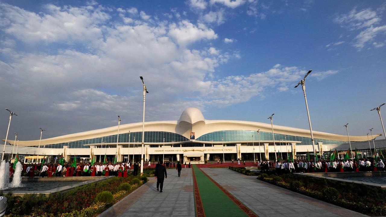 Der fünfstöckige internationale Flughafen in der Hauptstadt Ashgabat.
((People stand in front of a building of a new five-floor international airport in Ashgabat on September 17, 2016. - Tightly-controlled Turkmenistan's President Gurbanguly Berdymukhamedov on September 17, 2016 hailed his country's "solid transit potential" as he unveiled an international airport worth over $2 billion in the capital Ashgabat. (Photo by IGOR SASIN / AFP))