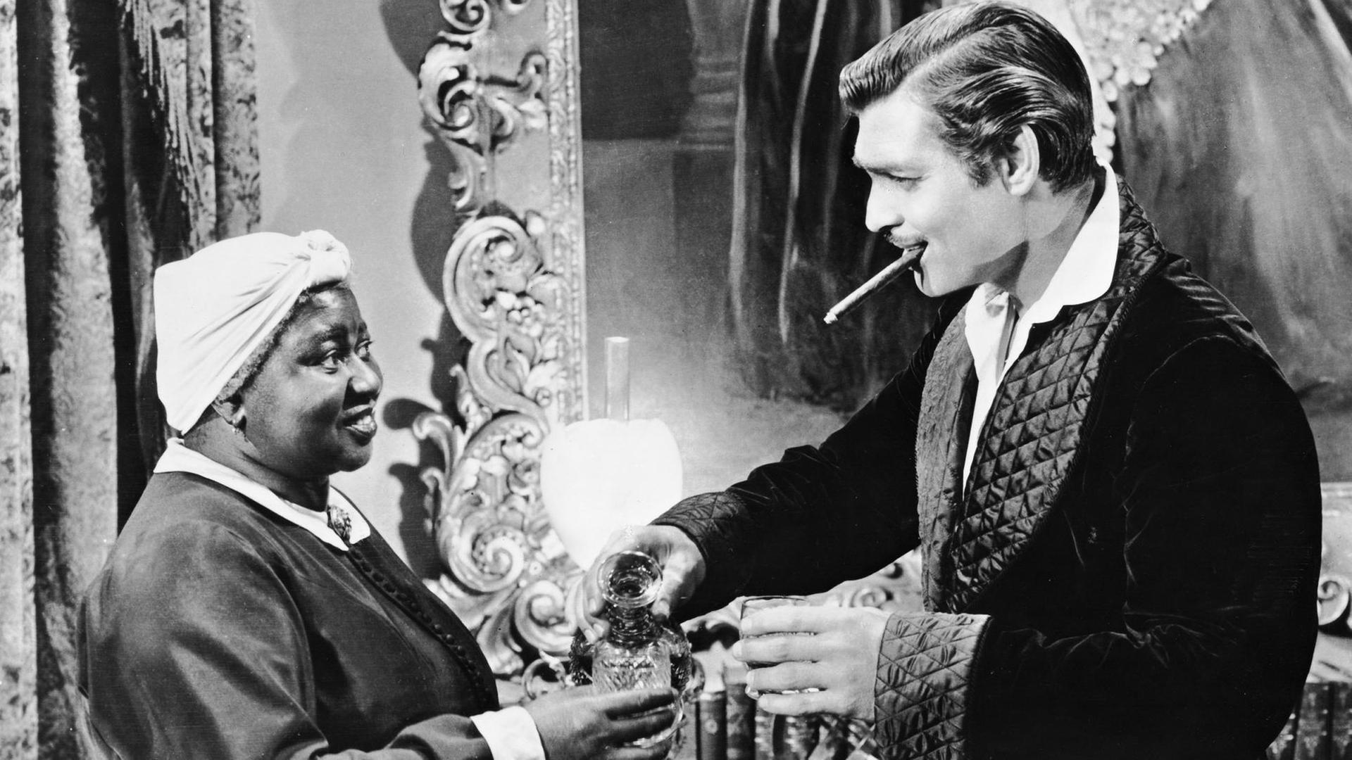 Die Schauspieler Hattie McDaniel und Clark Gable in einer Szene des Films "Vom Winde verweht" von 1939.