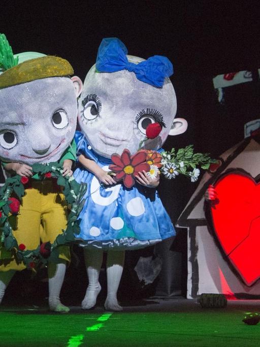 Katrin Wundsam als Hänsel und Elsa Dreisig als Gretel in "Hänsel und Gretel" an der Staatsoper Berlin