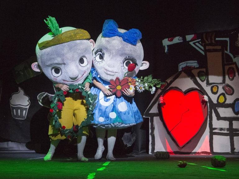 Katrin Wundsam als Hänsel und Elsa Dreisig als Gretel in "Hänsel und Gretel" an der Staatsoper Berlin