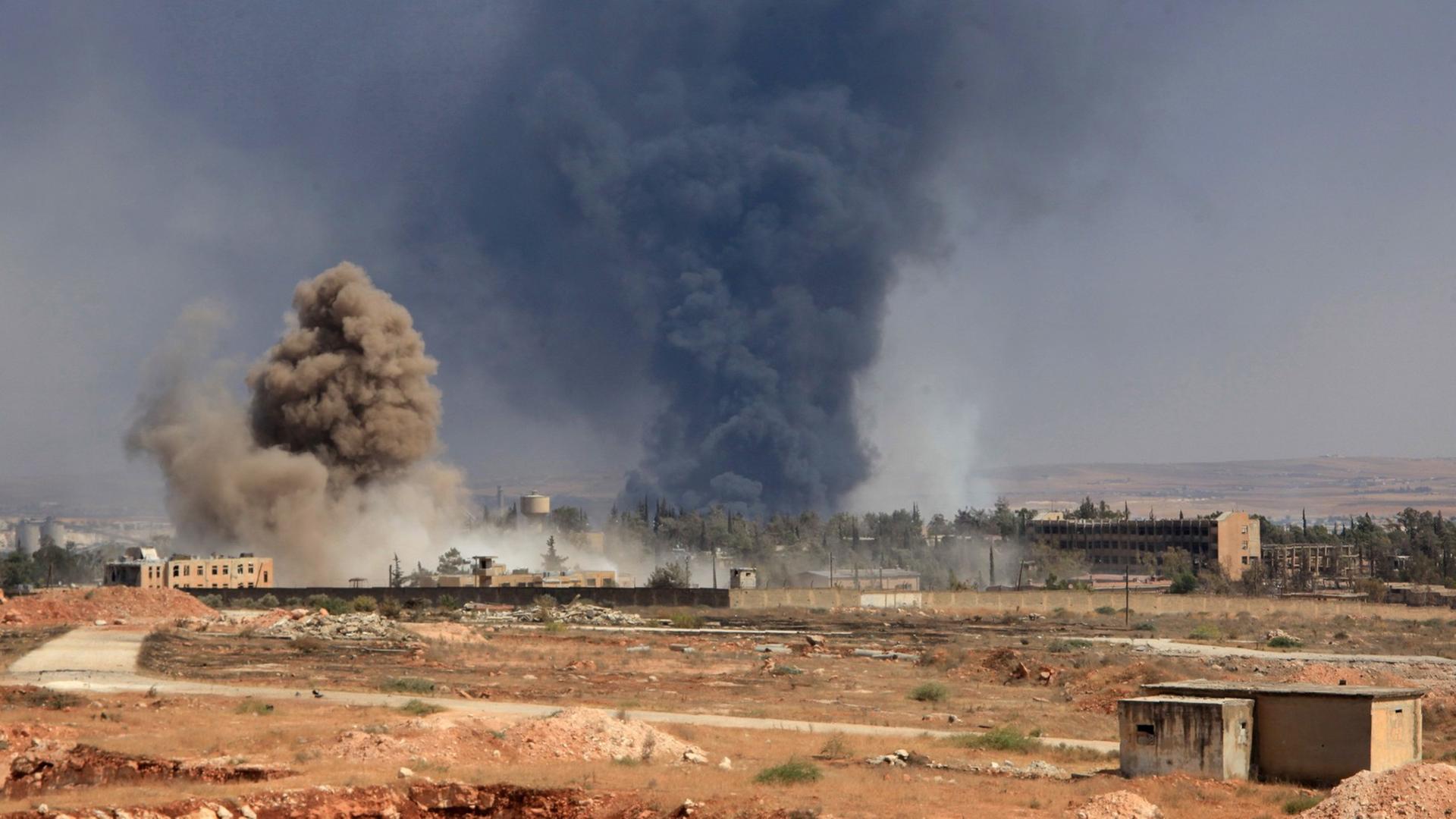 Eine Rauchwolke steht nach Luftangriffen über der syrischen Stadt Aleppo.
