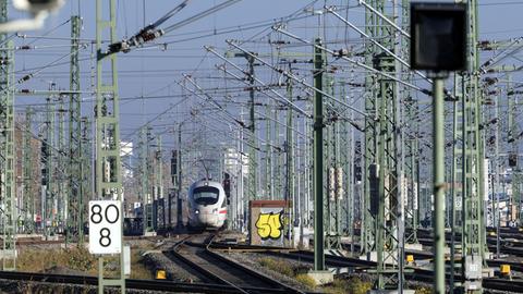 Der ICE 1514 nach Hamburg fährt auf Gleis 11 des Leipziger Hauptbahnhofes ein