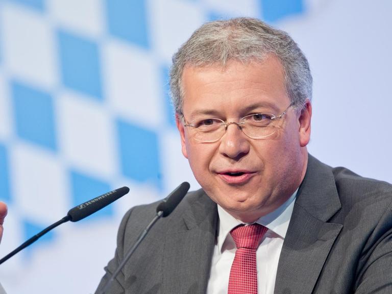Der CSU-Europaabgeordnete Markus Ferber spricht im Mai 2014 vor der weiß-blauen Flagge Bayerns