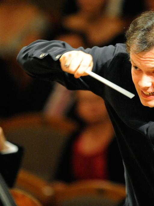 Andris Nelsons, Musikalischer Direktor des Birmingham Symphony Orchestras, dirigiert bei einem Auftritt in Prag am 20. August 2010.