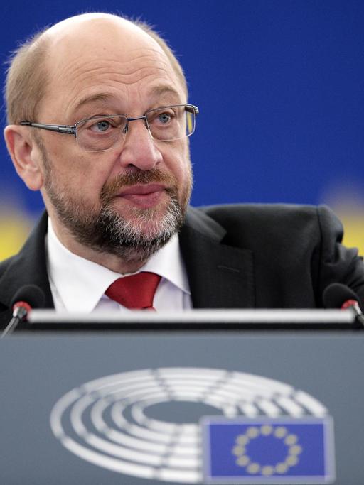 EU-Parlamentspräsident Martin Schulz während einer Debatte in Straßburg am 5.10.2016. Im Hintergrund eine blaue Wand mit gelben Sternen.