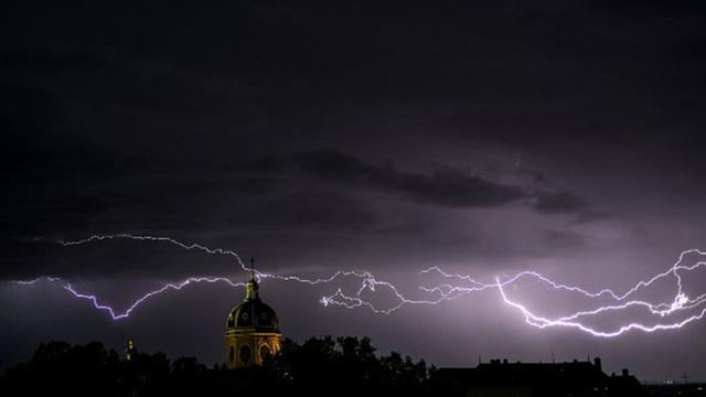 Ein Blitz erscheint am Himmel über der Kirche Saint-Bruno des Chartreux im französischen Lyon.