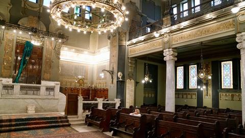 Magda Haroun sitzt allein in einer Synagogenbank