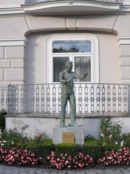 Inmitten der Altstadt von Salzburg befindet sich in einem kleinen Vorgarten eine lebensgroße Bronzestatue von Herbert von Karajan (1908 - 1989).