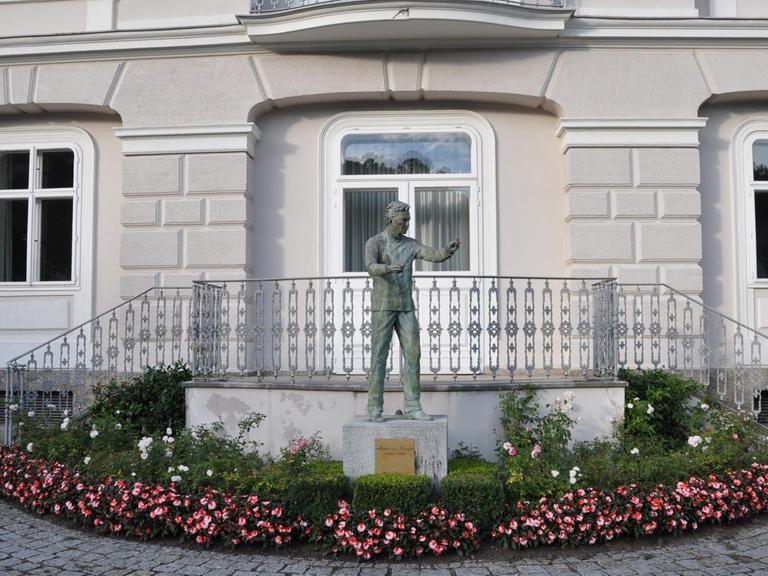 Inmitten der Altstadt von Salzburg befindet sich in einem kleinen Vorgarten eine lebensgroße Bronzestatue von Herbert von Karajan (1908 - 1989).