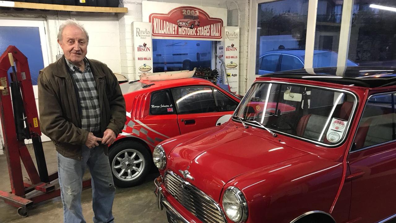 Mervyn Johnston steht vor seinem roten Mini Cooper.