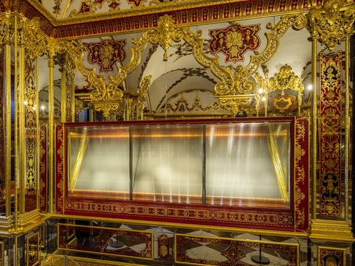 Im Juwelenzimmer ist die ausgeraubte Vitrine wieder mit Glas verschlossen, aber leer.