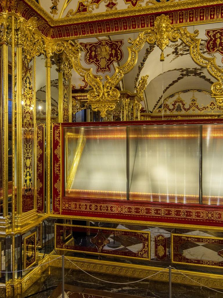 Im Juwelenzimmer ist die ausgeraubte Vitrine wieder mit Glas verschlossen, aber leer.