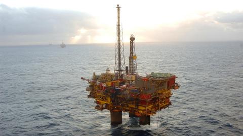 HANDOUT - An aerial photograph shows Shell's Brent Delta Platform in the Northern North Sea (undated photo). EDITORRIAL USE ONLY - MANDATORY CREDIT: «Photo: Ross Johnston ARPS/Shell» - ACHTUNG: nur zur redaktionellen Verwendung bei Nennung der Quelle: «Foto: Ross Johnston ARPS/Shell» (Zu dpa «- Brent geht zur Neige - Entsorgung wird eine Herkulesaufgabe») |