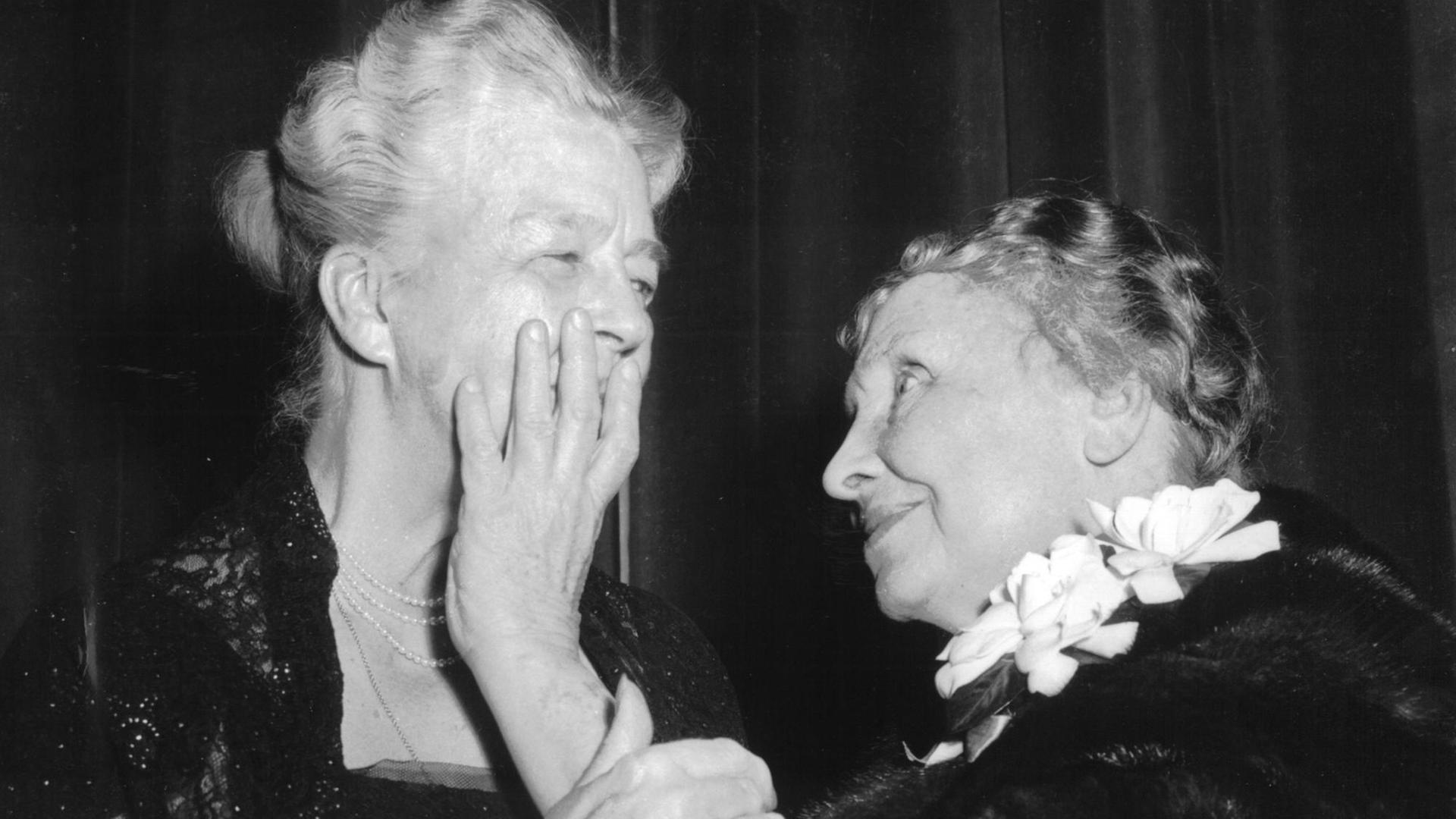 Helen Keller (r) "liest" durch Berührung die Lippen von Eleanore Roosevelt bei einem Treffen in New York 1955