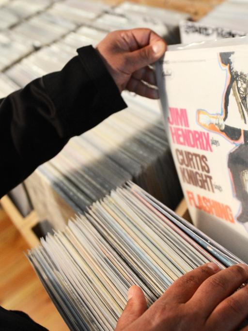Ein Mann durchsucht das Angebot in einem Schallplattenladen