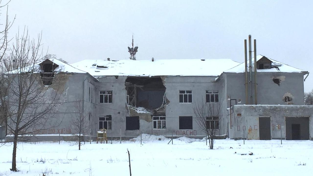 Zerstörte Schule im ukrainischen Lissitschansk - nahe an der Front zu den Separatistengebieten.
