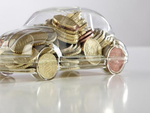 Symbolbild Spardose in Autoform, gefüllt mit Eurostücken. Mit einer Kaufprämie soll der Absatz von Neufahrzeugen angekurbelt werden.