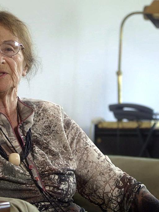 Die Philosophin Agnes Heller sitzt in einer Szene des Dokumentarfilms «Carl Lutz. Der vergessene Held» auf einem Sessel und gestikuliert mit ihrer rechten Hand.