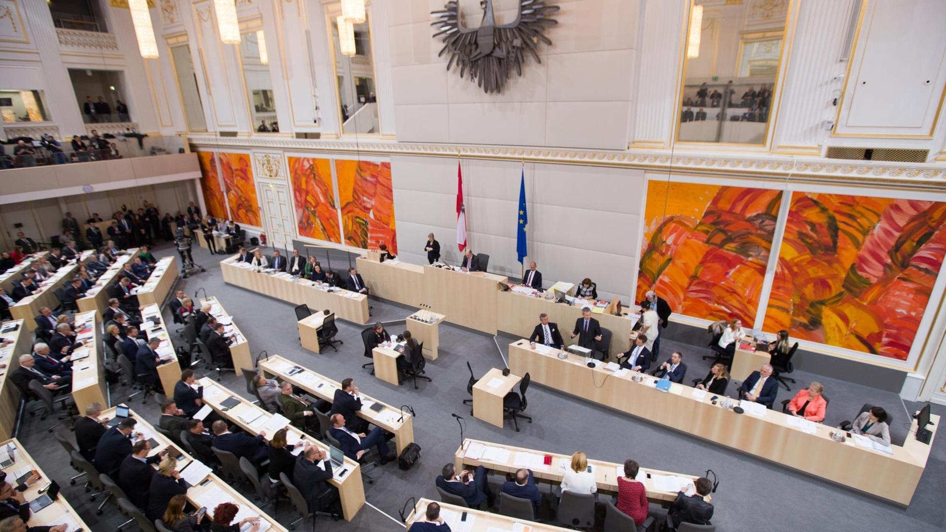 Blick vom Zuschauerrang in den vollbesetzten Plenarsaal. Blick vom Zuschauerrang in den vollbesetzten Plenarsaal.