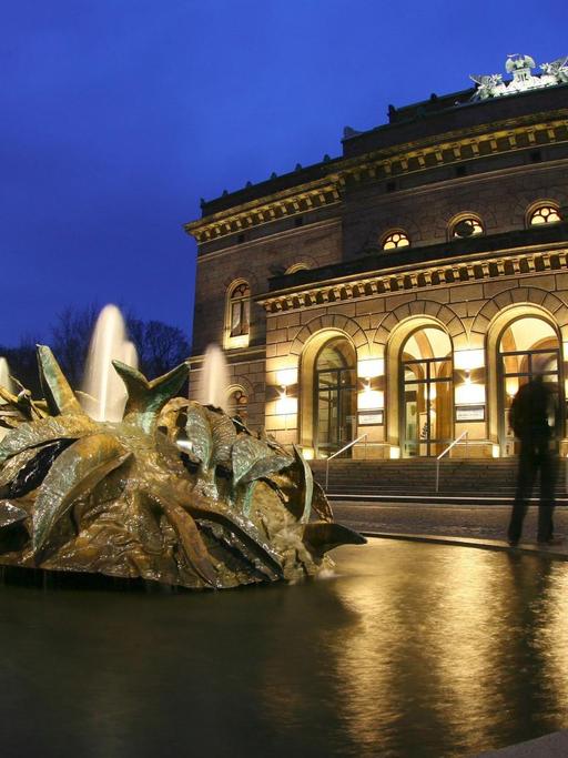 Das Staatstheater Braunschweig strahlt am Mittwoch (09.04.2008) zur Dämmerung in Braunschweig.