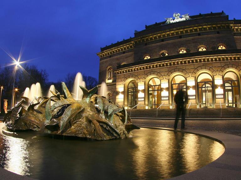 Das Staatstheater Braunschweig strahlt am Mittwoch (09.04.2008) zur Dämmerung in Braunschweig.