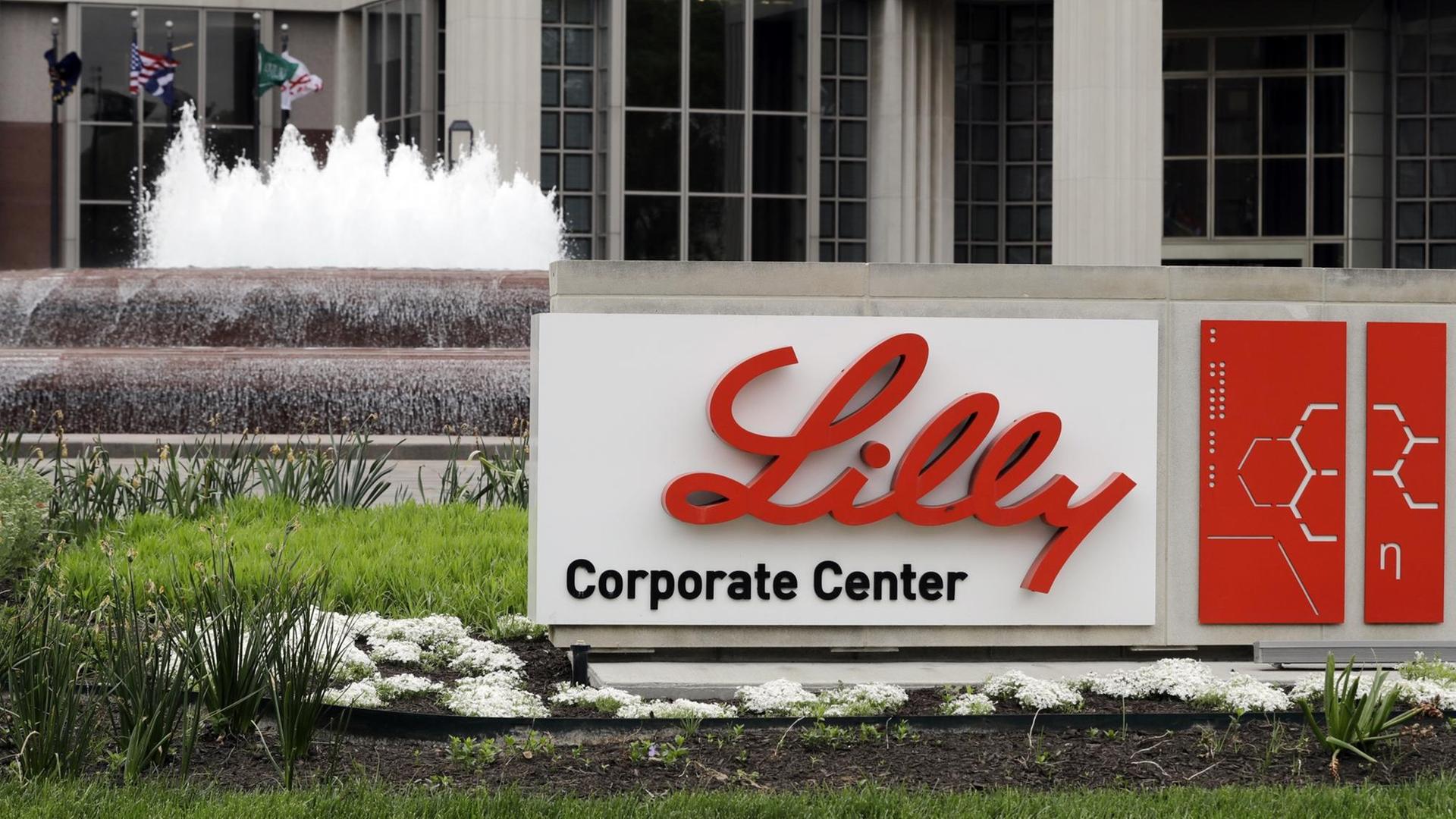 Außenansicht mit Brunnen und Logo eines Gebäudes der Firma Eli Lilly