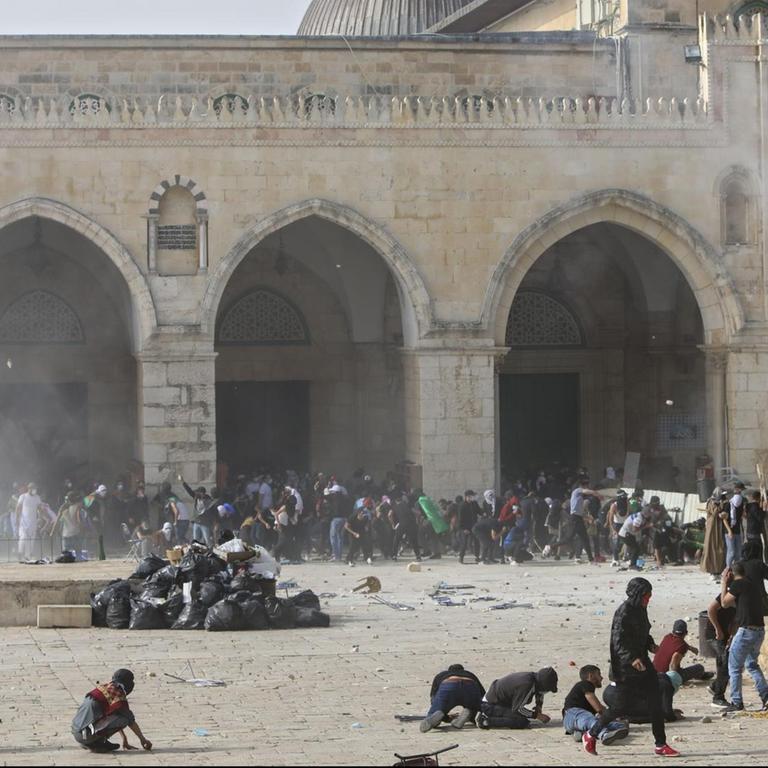 Israel, Jerusalem: Palästinenser stoßen mit israelischen Sicherheitskräften auf dem Gelände der Al-Aksa-Moschee in der Altstadt zusammen.