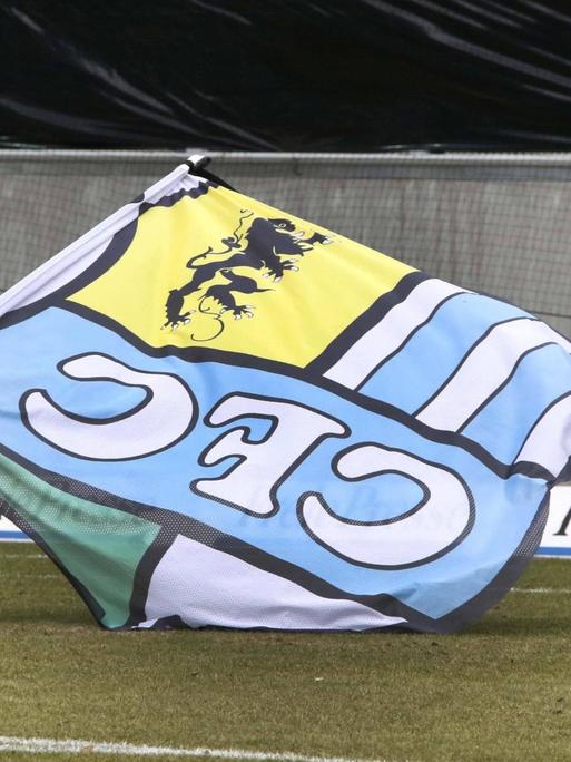 Zum Gedenken an den verstorbenen rechtsextremen Hooligan Thomas Haller wird im Stadion des Chemnitzer FC vor dem Spiel gegen VSG Altglienicke die Fahne gesenkt.