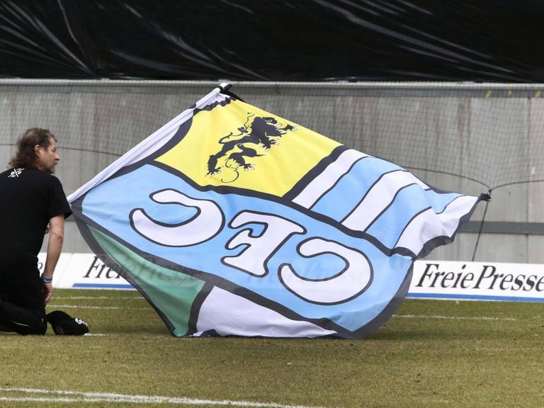 Zum Gedenken an den verstorbenen rechtsextremen Hooligan Thomas Haller wird im Stadion des Chemnitzer FC vor dem Spiel gegen VSG Altglienicke die Fahne gesenkt.