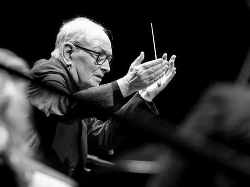 Der Komponist Ennio Morricone bei seiner "The Farewell Tour" mit Taktstock in der Hand.