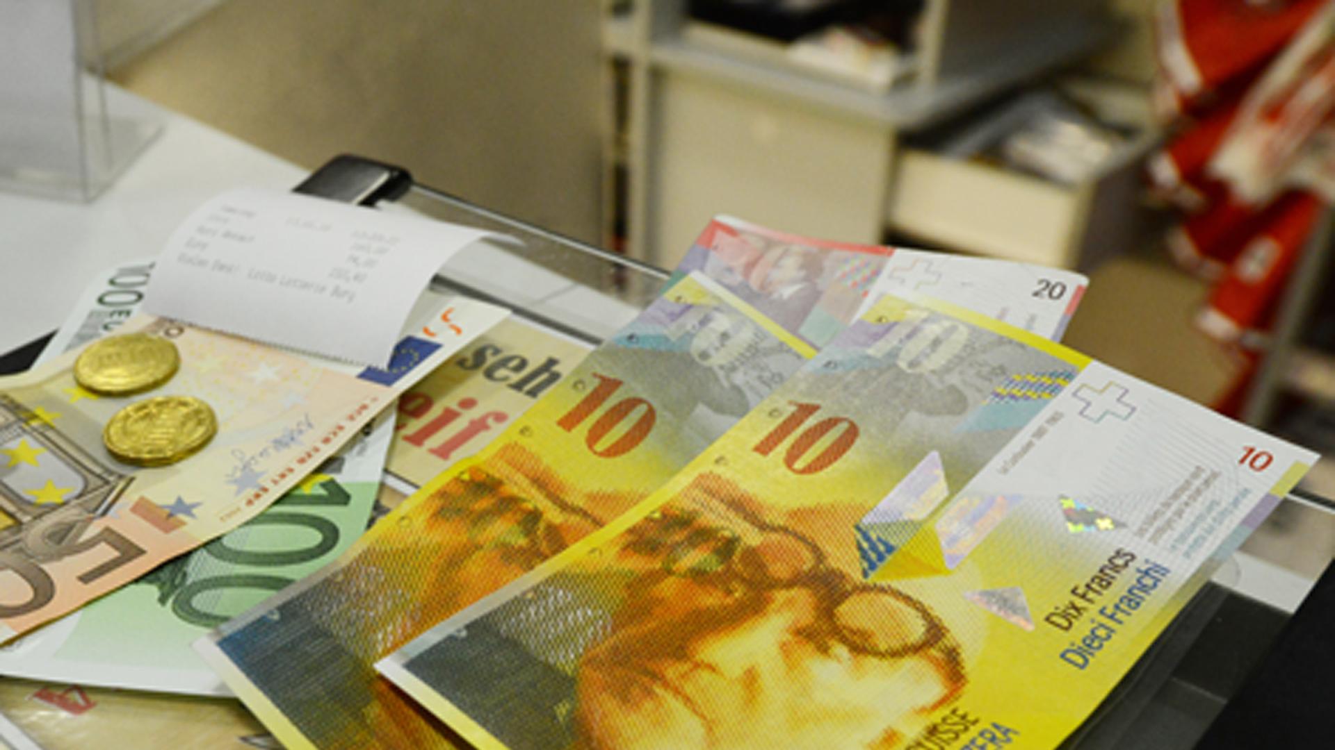 Schweizer Franken werden in Euro gewechselt.