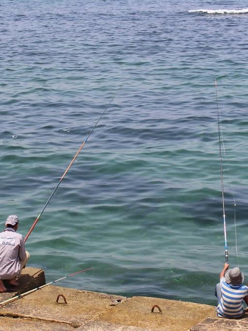 Drei Jungen angeln am Mittelmeer in Ägypten