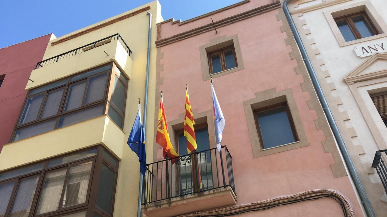 Das Rathaus von La Canonja - mit Spanien-, Katalonien- und Europaflagge