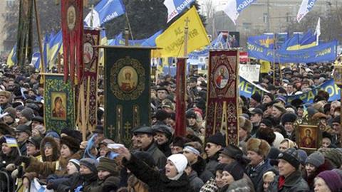 Anhänger von Regierungschef Janukowitsch demonstrieren in der Ost-Ukraine