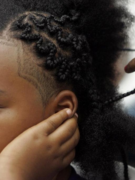 Ein Mädchen wird beim Afro-Hairstyle-Wettbewerb "Knitting Hopes" in Cali in Colombia zurecht gemacht.
