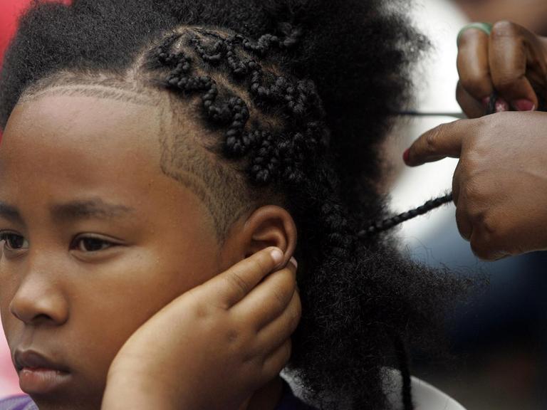 Ein Mädchen wird beim Afro-Hairstyle-Wettbewerb "Knitting Hopes" in Cali in Colombia zurecht gemacht.