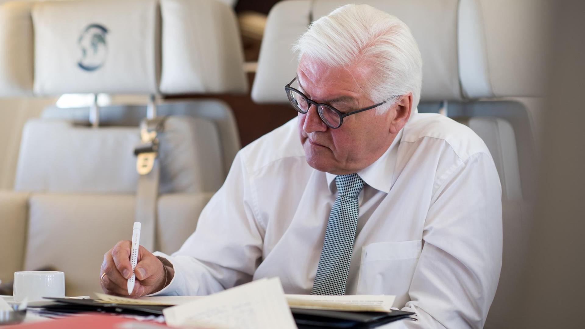 Bundespräsident Frank-Walter Steinmeier arbeitet auf dem Weg von Berlin nach Rom in einem Flugzeug der Flugbereitschaft der Bundeswehr.