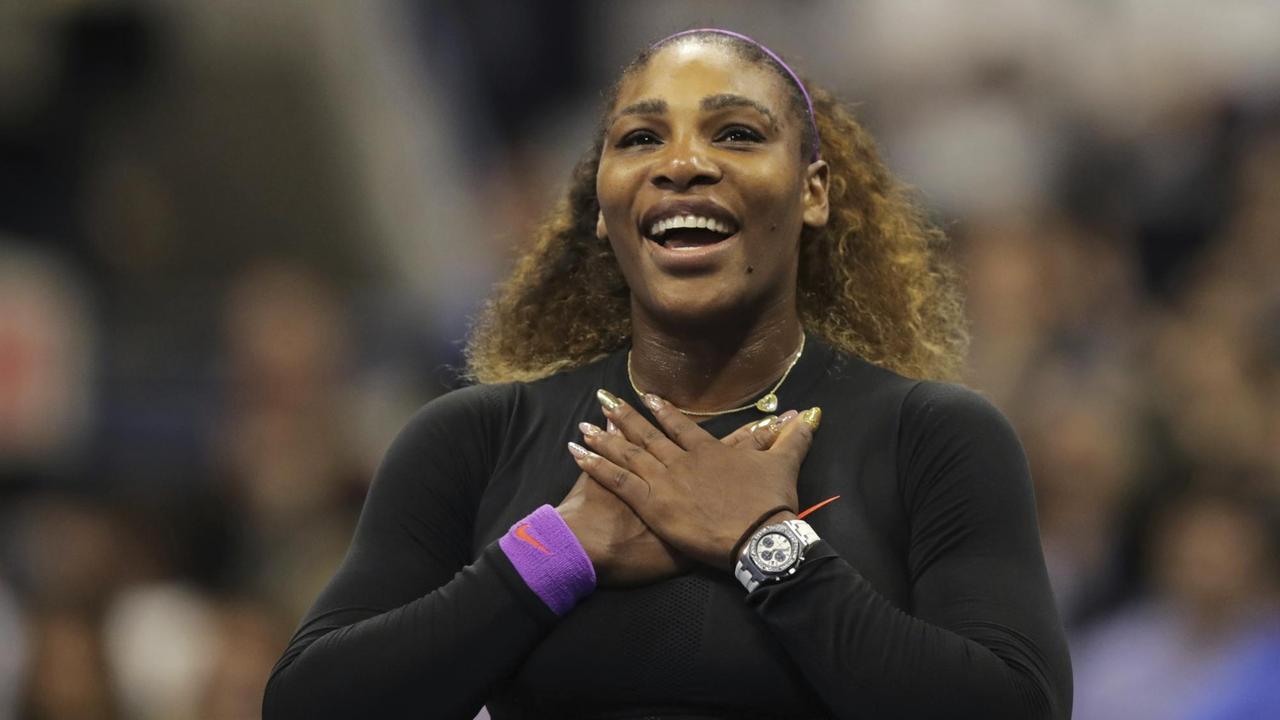 Williams hält sich beglückt die Hände vor die Brust und lächelt ungläubig. Sie trägt ein schwarzes Tennis-Oberteil.