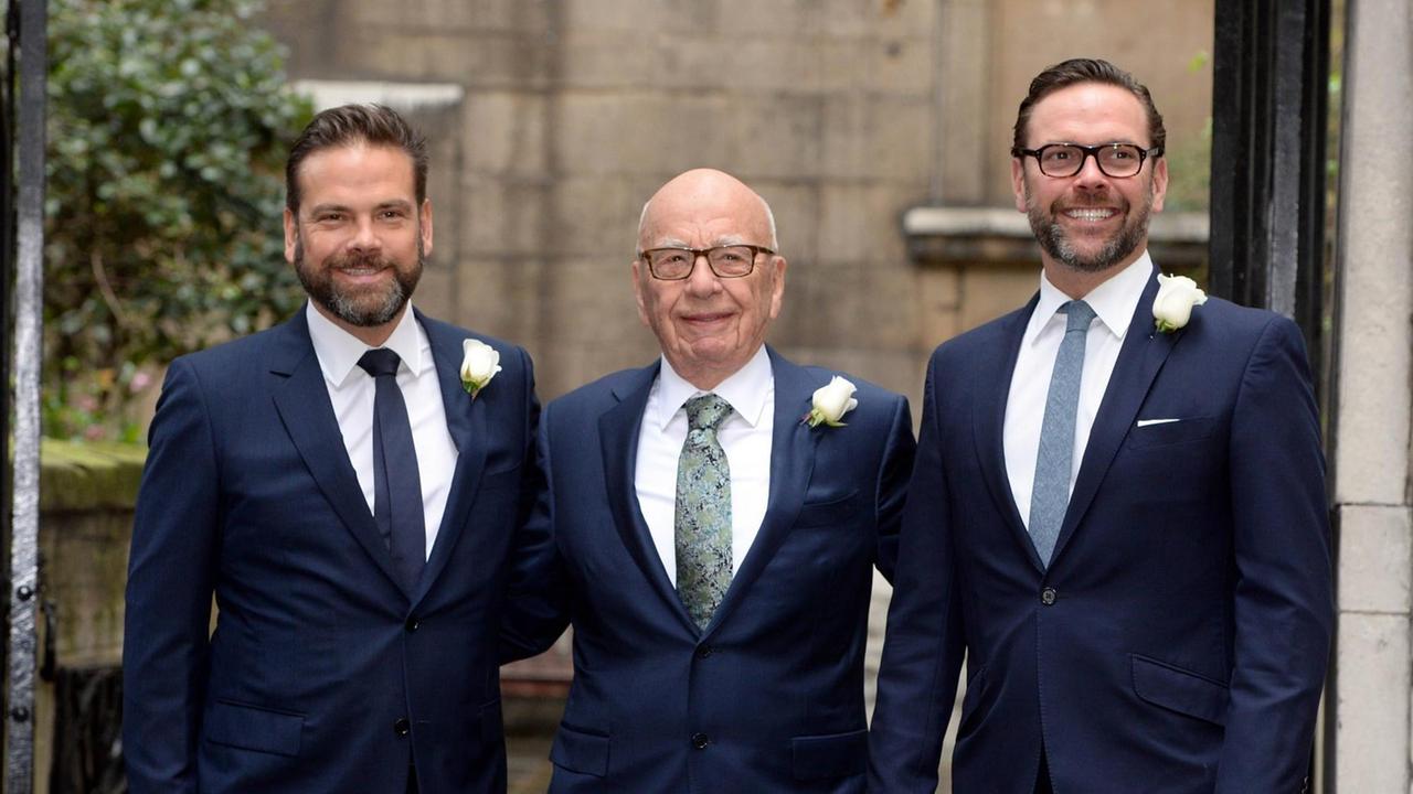 Medienunternehmer Rupert Murdoch steht zwischen seinen Söhnen Lachlan (links) und James.