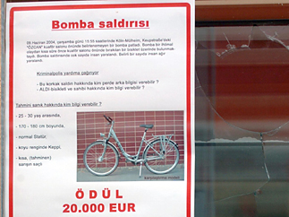 Ein Fahndungsplakat in türkischer Sprache hängt in Köln in einem Geschäft beim Tatort des Nagelbombenanschlags in der Keupstraße.