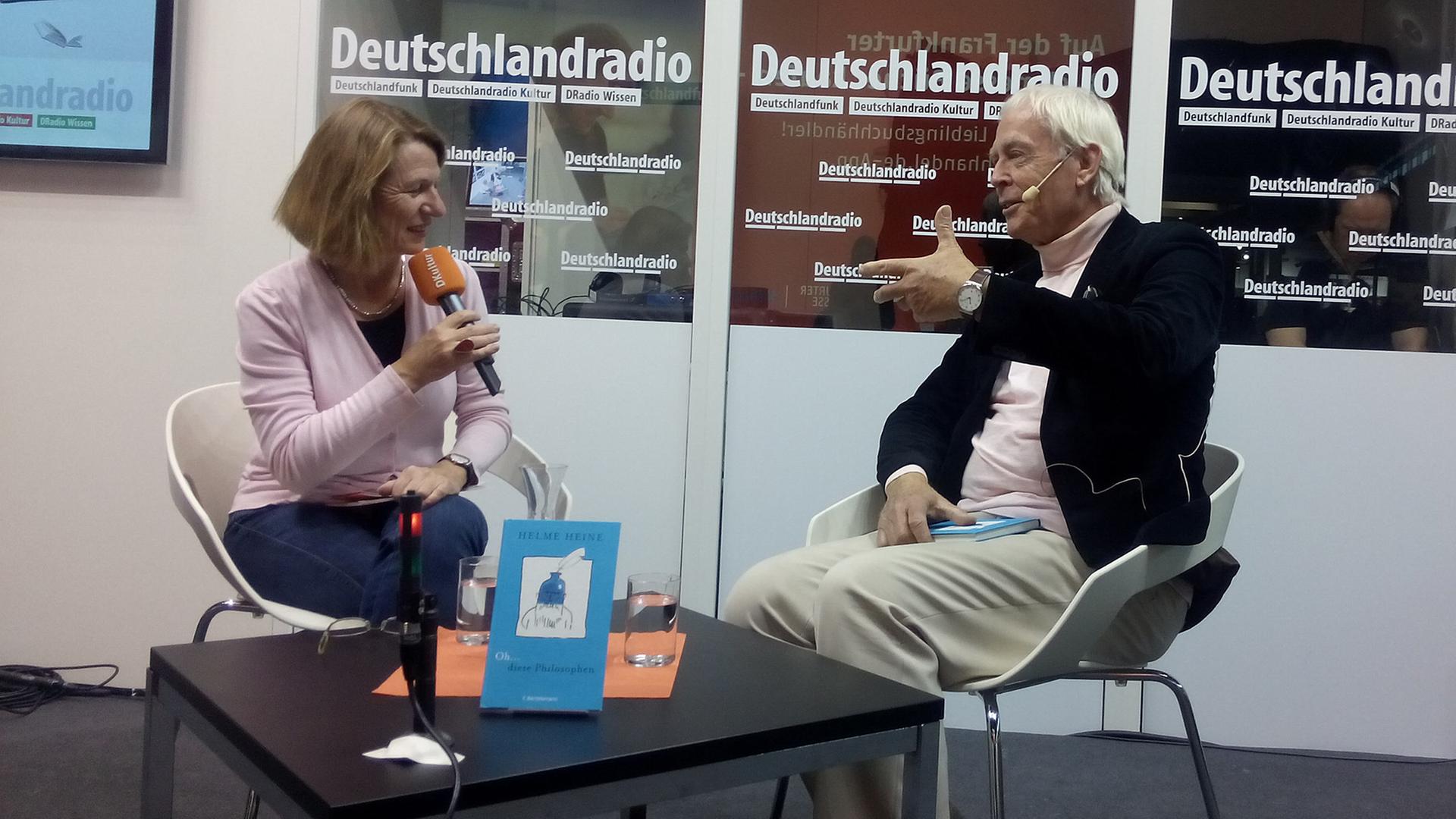 Moderatorin Susanne Führer im Gespräch mit dem Kinderbuchautor Helme Heine.