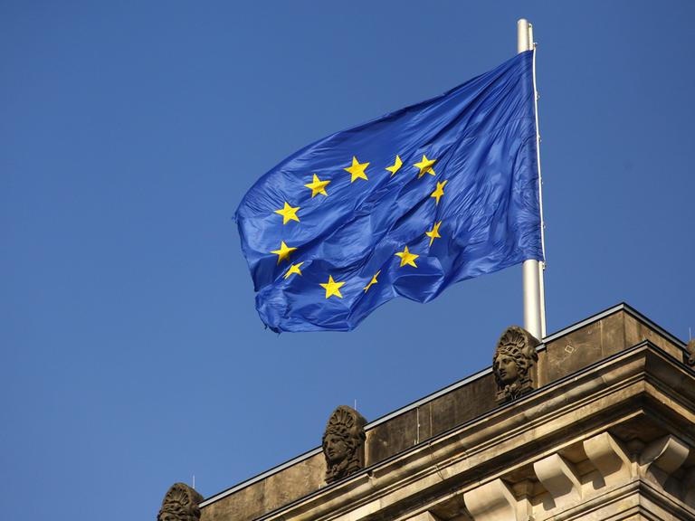 Eine Europafahne weht auf dem Reichstag in Berlin.