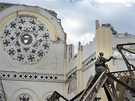 Blick auf eine zerstörte Kathedrale in Port-au-Prince, Haiti.