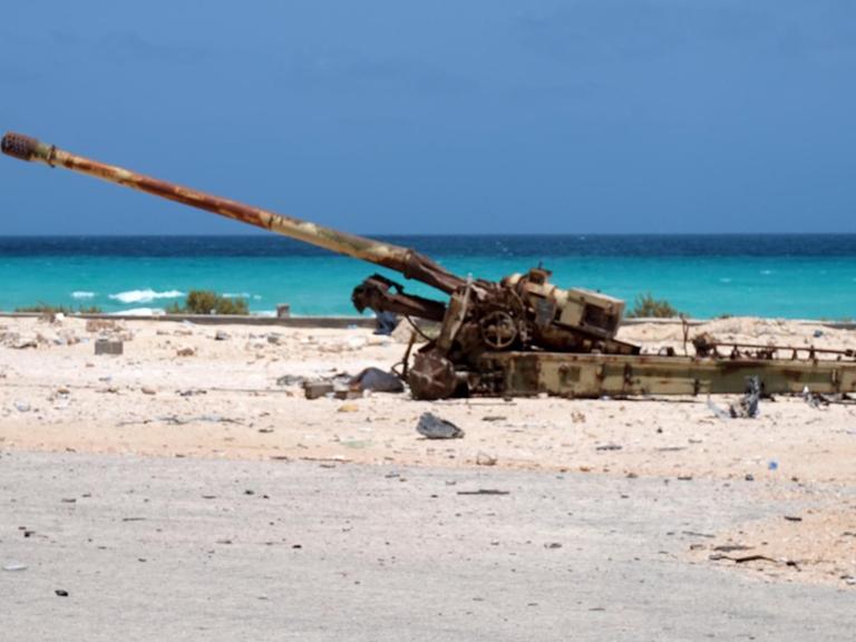 Ein Artilleriegeschütz in der Nähe der libyschen Stadt Sirte