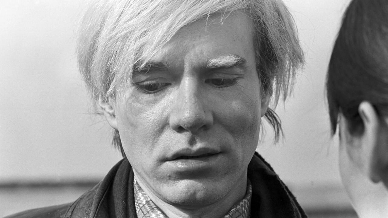 Der amerikanische Künstler und Underground-Filmer Andy Warhol hält sich zur Premiere seines neuen Films "Trash" am 17.02.1971 in München auf.
