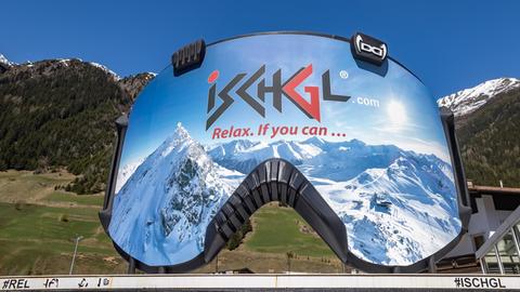 ABD0136_20200423 - ISCHGL - ÖSTERREICH: ZU APA0272 VOM 23.4.2020 - Seit Mitternacht gehört die Quarantäne, die über das Tiroler Paznauntal sowie über die Gemeinden St. Anton am Arlberg und Sölden verhängt worden war, der Vergangenheit an. Im Bild: Eine überdimensionale Skibrille aufgenommen am Donnerstag, 23. April 2020, in Ischgl. - FOTO: APA/EXPA/JOHANN GRODER - 20200423_PD2830 |