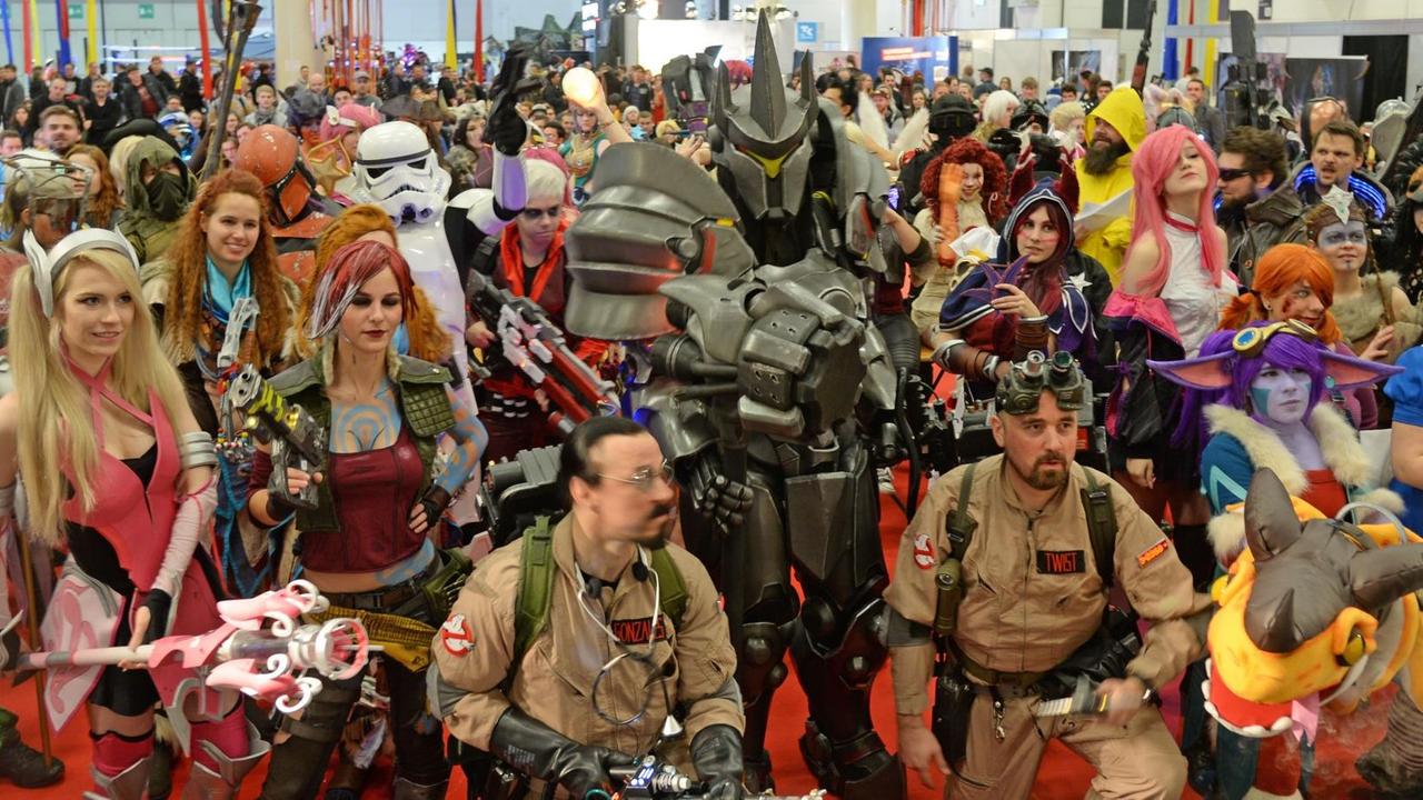 Als Fantasy- und Science-Fiction-Figuren verkleidete Spielerinnen und Spieler auf einer Spielemesse in Hamburg.