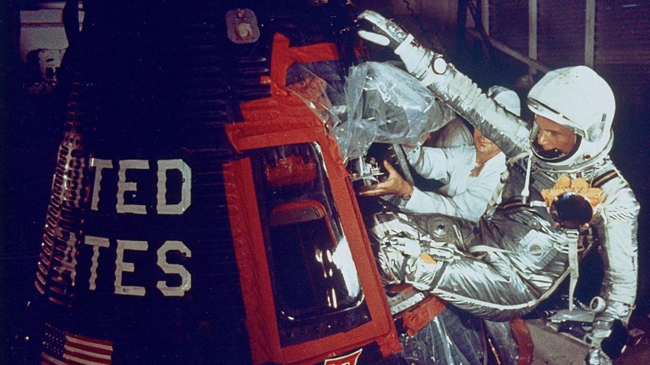 Der spätere Senator John Glenn beim Einstieg in die Raumkapsel Friendship 7 
