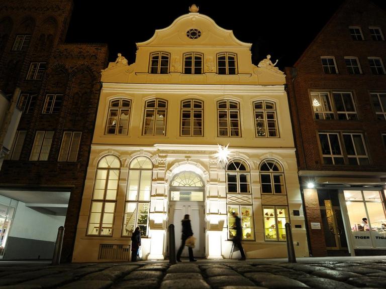 Das Bild zeigt das Buddenbrookhaus in Lübeck am Abend.